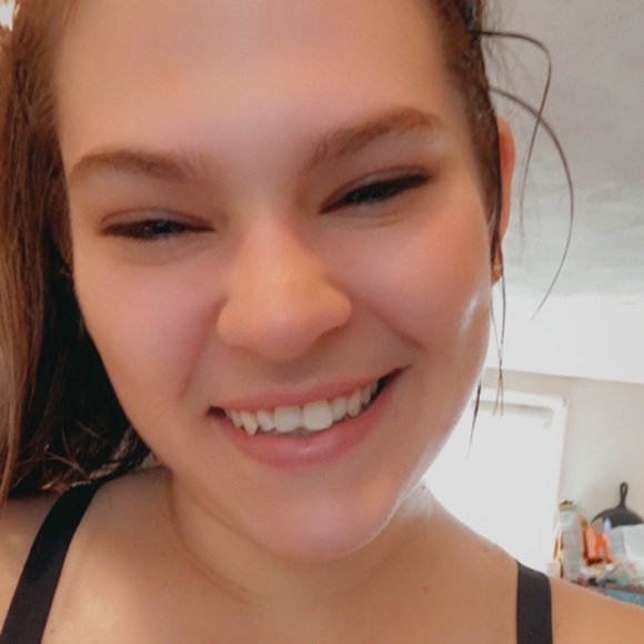 Meet your Posher, Nicole - Picture 1 of 2